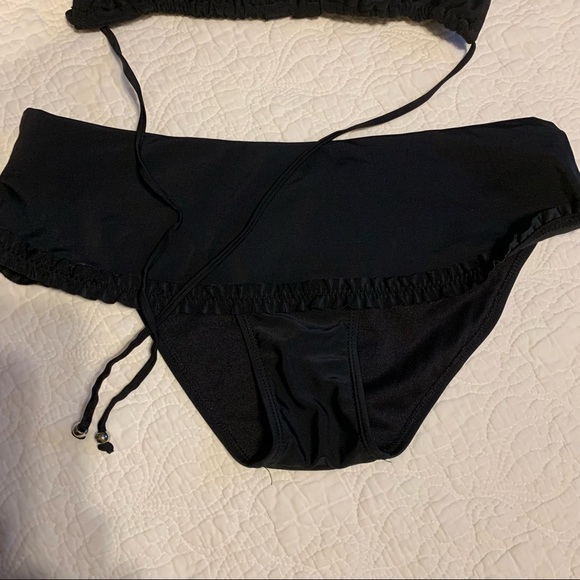 Want bikini ruffle edge and top and bottom . - Picture 4 of 6